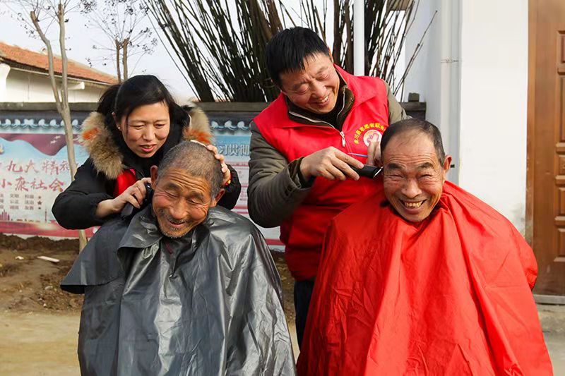 志愿者到社区给居民义务理发.jpg
