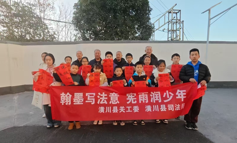 翰墨写法意 宪雨润少年——潢川县宪法宣传走进书法特色课堂_ (1).jpg