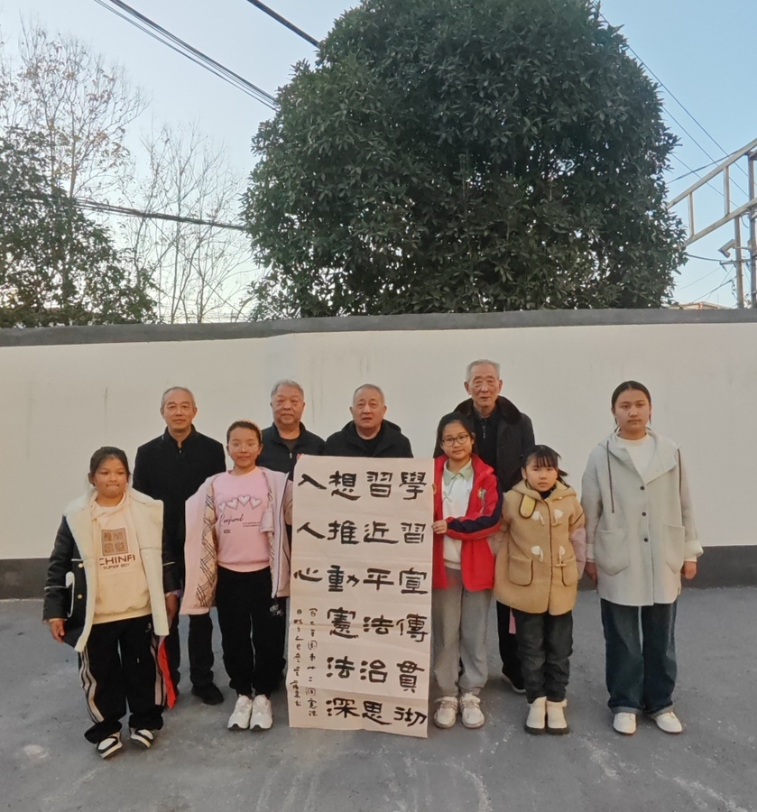 翰墨写法意 宪雨润少年——潢川县宪法宣传走进书法特色课堂_ (2).jpg