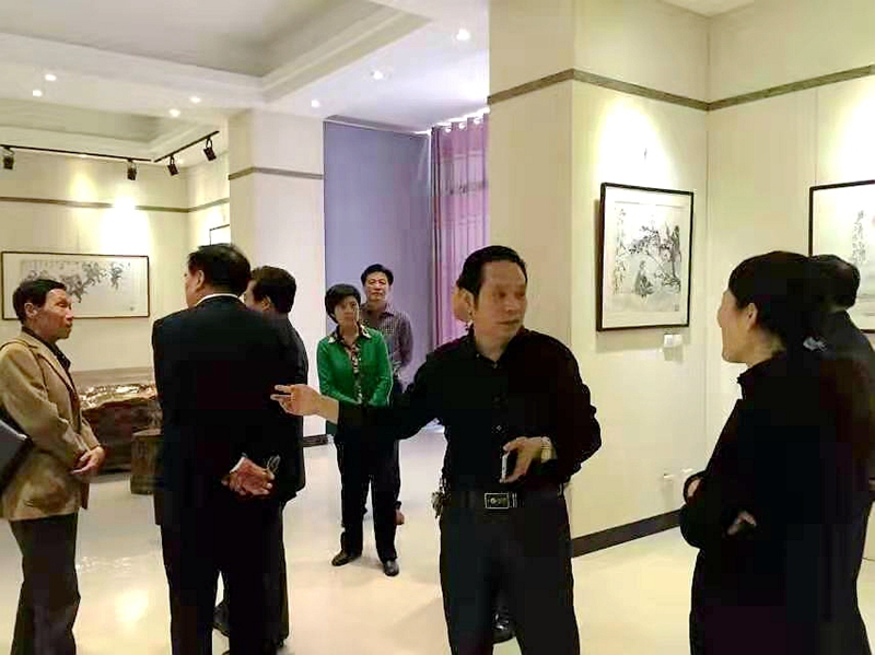 图三：与县市书画同道交流学习.jpg