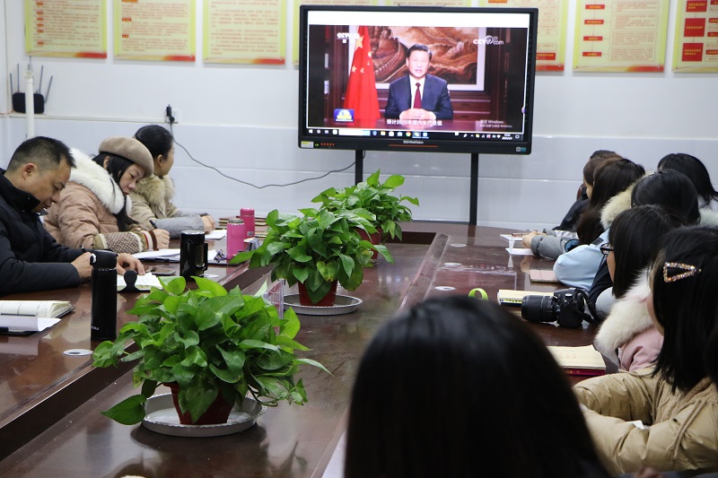 潢川一小集中观看习近平主席2021年新年贺词2.JPG