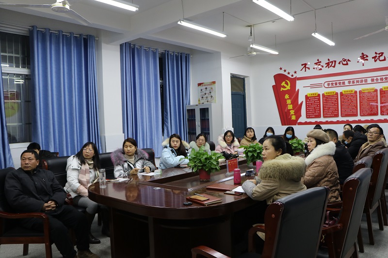 潢川一小集中观看习近平主席2021年新年贺词4.JPG